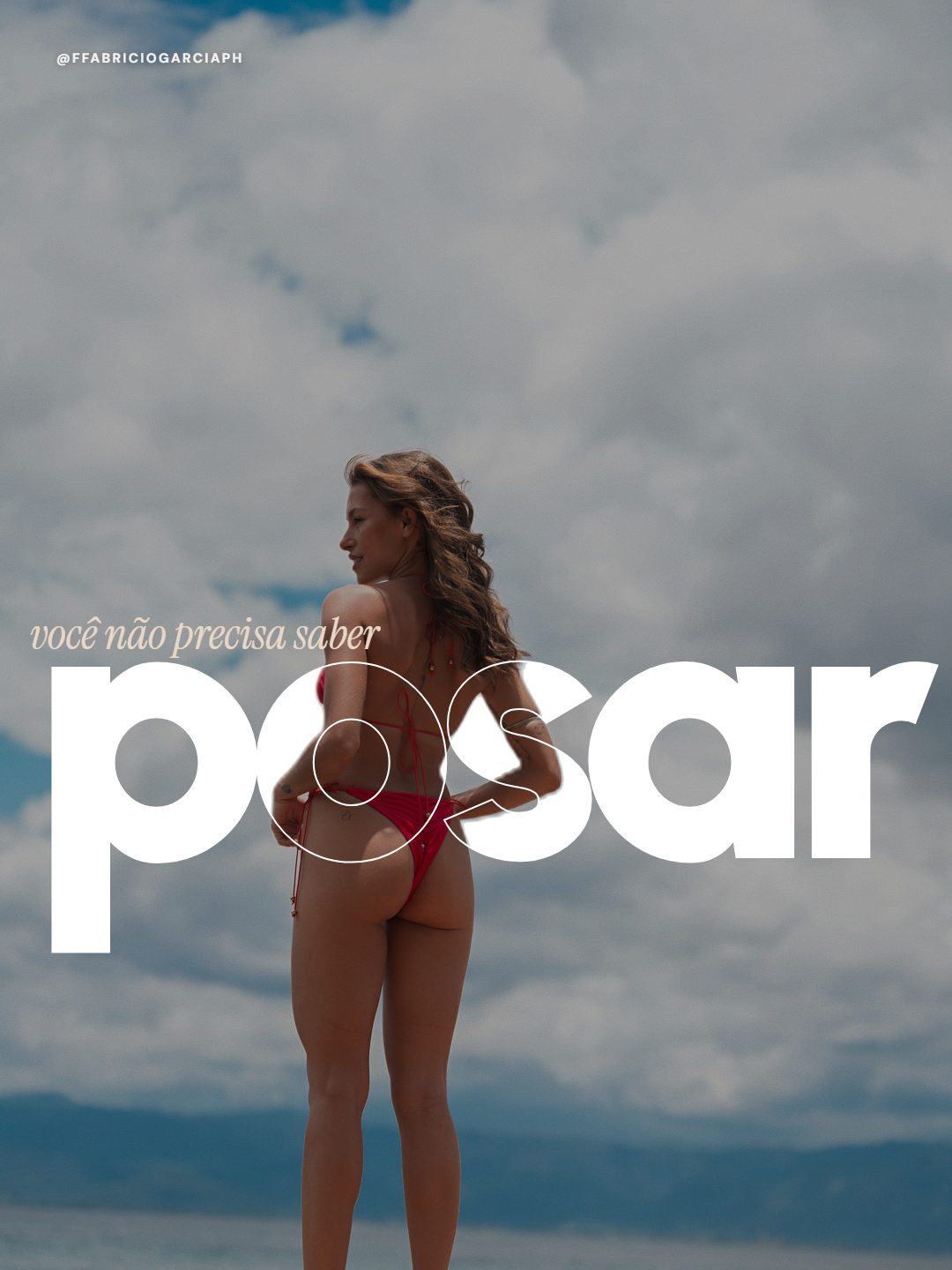 Capa de ensaio feminino: você não precisa saber posar, com a palavra atrás da modelo e o céu azul ao fundo